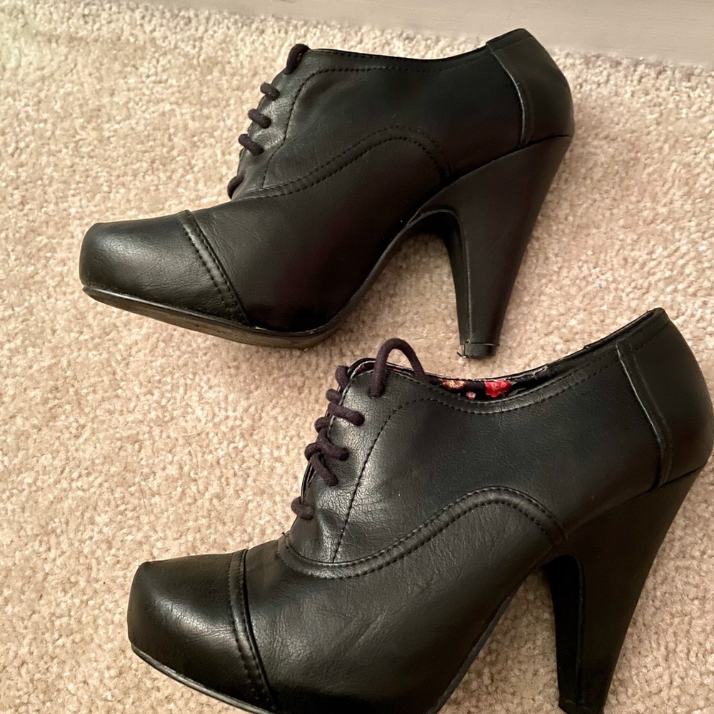 Heeled oxfords